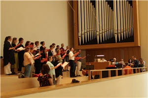 Der Mitarbeiter-Chor der Caritas Leipzig gestaltete den Gottesdienst musikalisch.