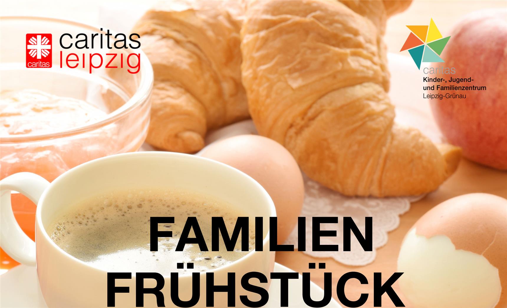 Familienfrühstück - Kaffee, Eier, Croissants mit Marmelade und Apfel