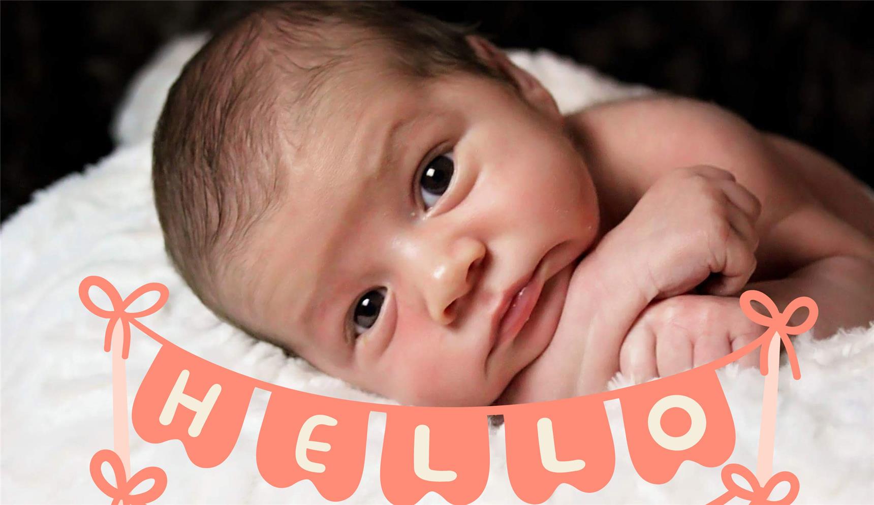 Ein Baby auf einem weißen Fell und der Schriftzug "Hello"