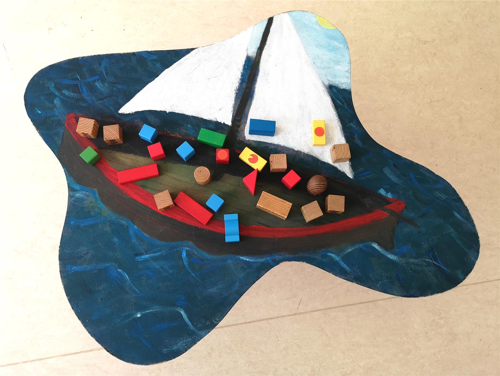 Ein Bild von einem Boot im Wasser mit Setzern bzw. Holzfiguren darin