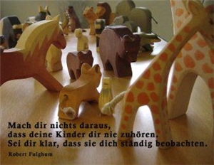 Erziehungsberatung Foto mit Holztieren und Spruch: Mach dir nichts daraus, dass deine Kinder dir nie zuhören. Sei dir klar, dass sie dich ständig beobachten. (Robert Fulghum)