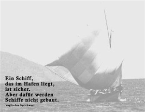 Postkarte mit Segelschiff und Spruch: Ein Schiff das im Hafen liegt, ist sicher. Aber dafür werden Schiffe nicht gebaut. 