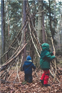 Kinder bauen ein Haus im Wald