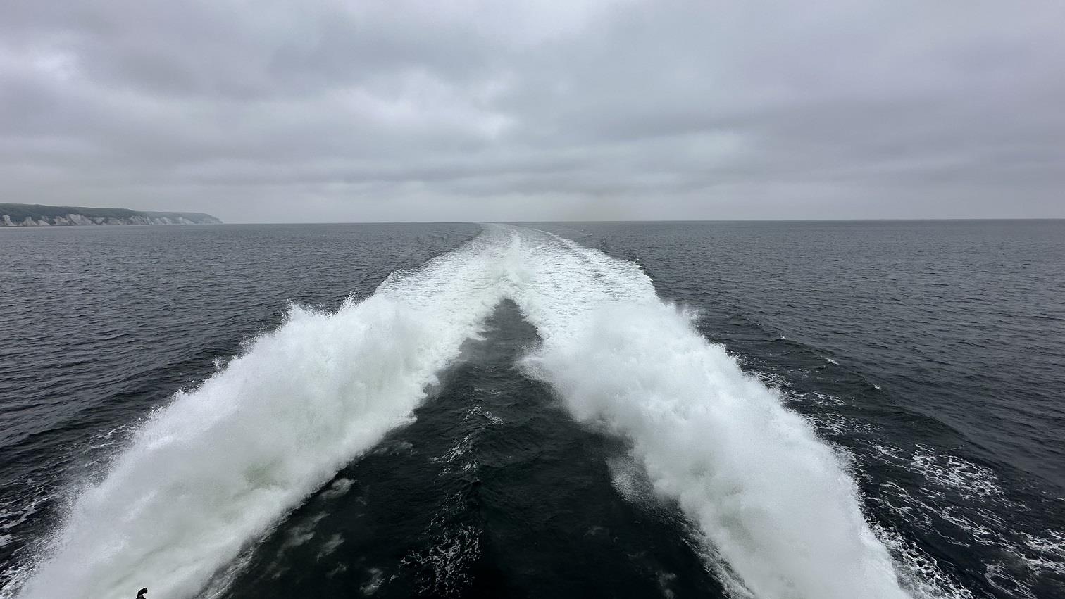 Schneise im Wasser mit schäumender Oberfläche