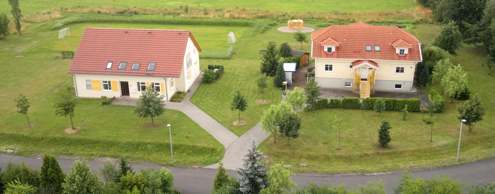 Zwei schöne Wohnhäuser mit viel Grün und einem Bolzplatz ringsherum