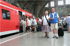 Mitarbeiter der Bahnhofsmission begleitet eine blinde Frau
