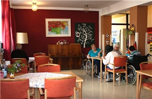 Bild zeigt Speisesaal mit Tischen und Stühlen und einigen Gästen