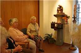 Foto von Senioreinnen in der Stimmungsvollen Kappele des Sankt Josefshauses