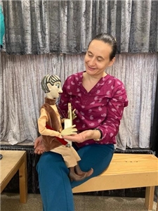 Susanne erweckt die Figuren des Marionettentheaters "Das kleine Spatzennest" zum Leben