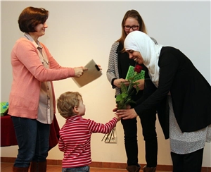Maorie-Abschluss Eine Teilnehmerin nimmt eine Rose entgegen.