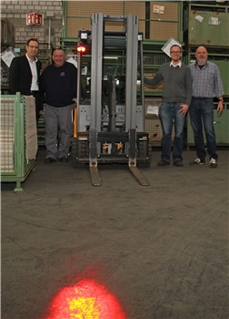 Volker Hemmerich (v.l.), Produktionsleiter Martin Hess, Frank Gesche und Klaus Litwinschuh mit einem der neuen Gabelstapler.