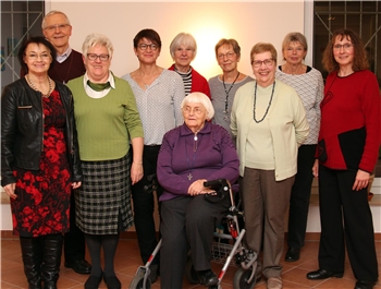 Die aktuellen und ehemaligen Ehrenamtlichen mit Caritas-Mitarbeiterin Ursel Heyduk (r.)