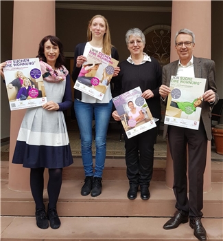 Dr. Sabine Gaspar-Sottmann (v.l.), Ines Schramm, Ruth Syren und Dr. Roman Nitsch vom Caritasverband Mannheim mit den Plakaten, mit denen Wohnungsvermieter gesucht werden.