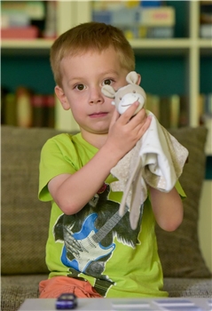Kess-erziehen1 Ein kleiner Junge mit einer Handpuppe
