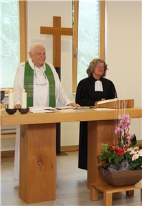 Elfie Claus und Pater Hans-Joachim Martin im Gottesdienst