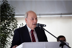 Roland Hartung spricht bei der Einweihung des Hospizes St. Vincent Süd in Ilvesheim.