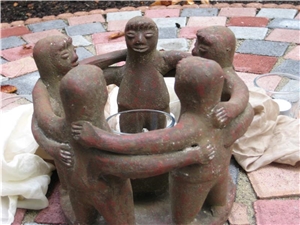 Trauerkreis Skulptur aus Figuren, die die Arme umeinander legen