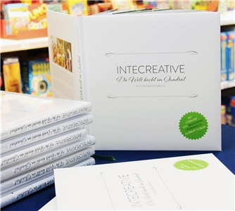 Kochbuch Intecreative Ein Stapel der Kochbücher liegt auf einem Tisch