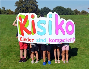 Kisiko-Kinder mit dem Logo des Projekts