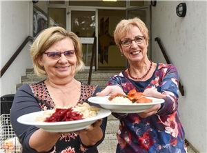Zwei ehrenamtliche Helferinnen vom ökumenischen Mittagstisch auf der Schönau