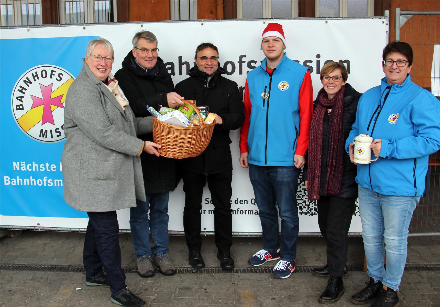 Ein großes Weihnachtgeschenk für das Team der Bahnhofsmission haben Gemeindereferentin Barbara Heimes (v.l.),  Pfarrgemeinderatsvorsitzender der Seelsorgeeinheit Mannheim Johannes XXIII Bernhard Hübne
