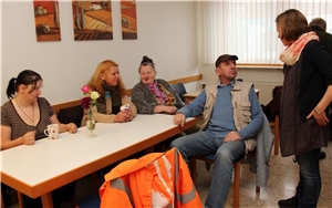 Tagesstätte Besucher Besucher der Tagesstätte sitzen an einem Tisch