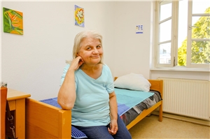 Eine Bewohnerin des Käthe-Luther-Heims in ihrem Zimmer