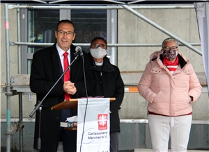 Volker Hemmerich (l.), Dekan Karl Jung und Caritas-Vorstandsvorsitzende Regina Hertlein