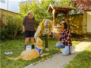 Tiergestützte Pädagogik mit einem Therapiehund im Käthe-Luther-Heim