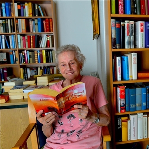 Eine Bewohnerin beim Lesen in der Bibliothek