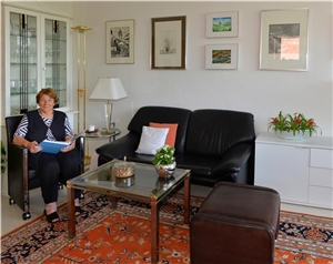 Eine Bewohnerin des Franz-Völker-Hauses sitzt in ihrem Wohnzimmer