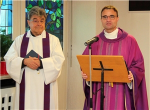 Pater Werner Holter (l.) und Dekan Karl Jung im Gottesdienst