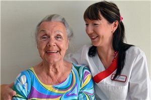 Eine Altenpflegerin mit einer Bewohnerin