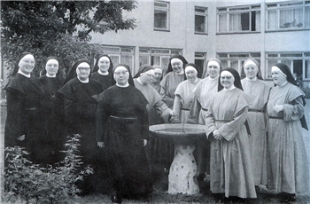 Historisches Gruppenfoto von Ordensschwestern