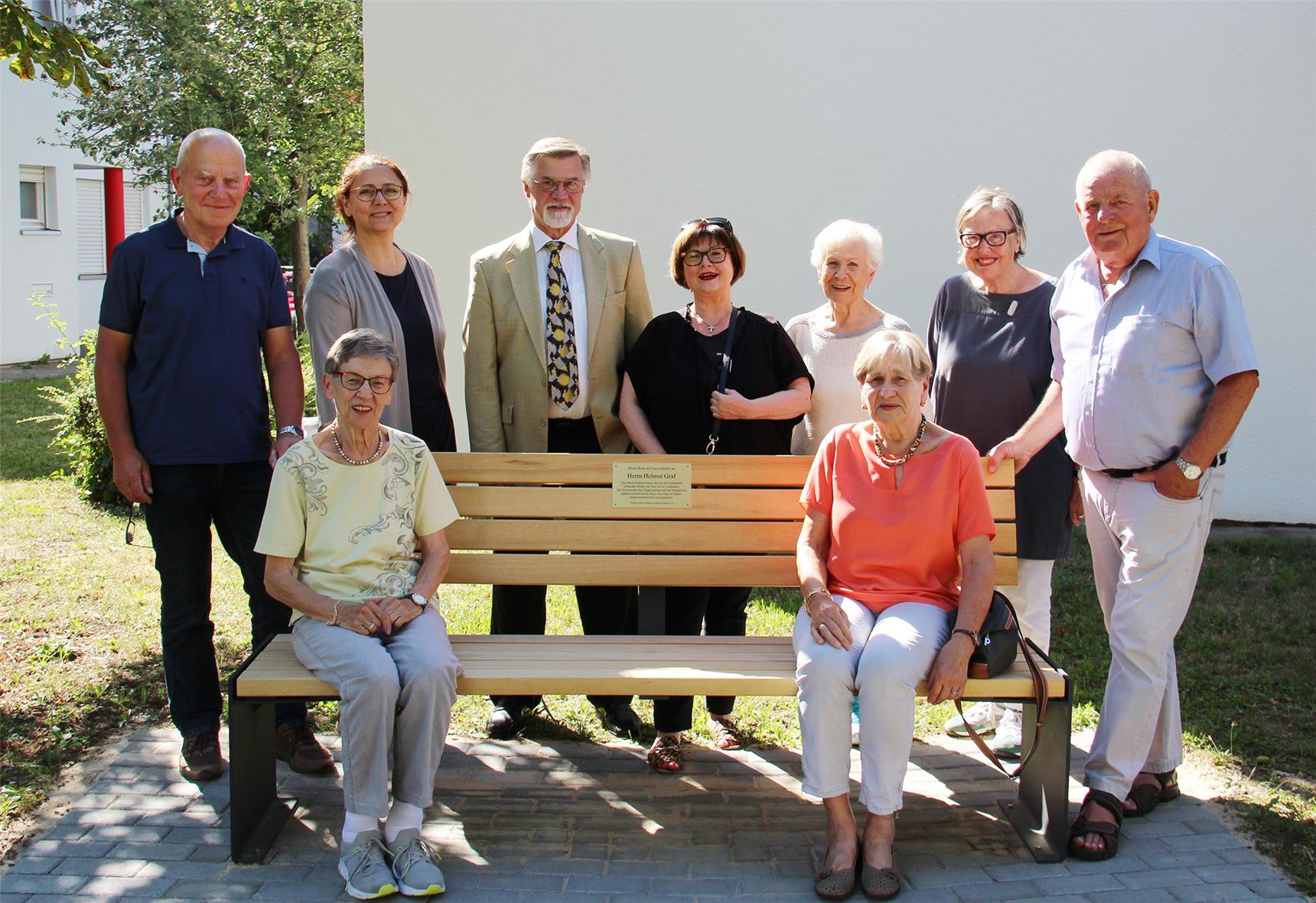 Der Vorstand des Fördervereins mit Doris Graf (auf der Bank links), Witwe von Helmut Graf und Bewohnerin im Maria-Scherer-Haus