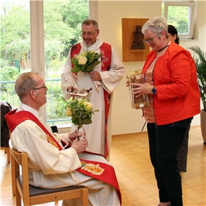 Die beiden Jubilare mit Caritas-Vorstandsvorsitzender Regina Hertlein