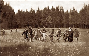 Kinder spielen auf einer Wiese im Odenwald