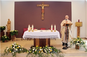 Pfarrer Werner Bier beim Gottesdienst in der neu gestalteten Kapelle