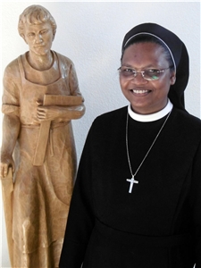 Schwester Sarala mit der Statue des Heiligen Josef