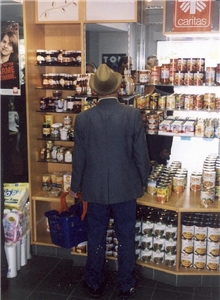 Mann vor einem Regal im CARIsatt-Laden