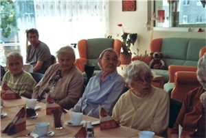 Eine Gruppe von Menschen sitzt zum Café zusammen