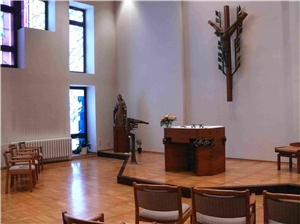 Blick auf den Altar der hauseigenen Kapelle, künstlerische Gestaltung in Holz und Bronze