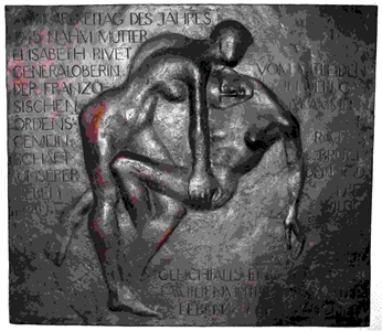 Das Relief in Bronze zu den geschundenen Frauen in Ravensbrück