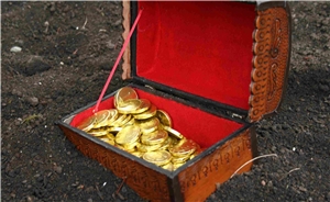 kleine Schatztruhe mit goldnen Spielmünzen