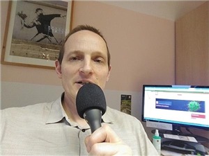 Nicolas Mantseris mit Mikrofon an seinem Arbeitsplatz