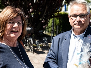 Elisabeth Grochtmann und Kühlungsborns Bürgermeister Rüdiger Kozian mit einem Geschenk