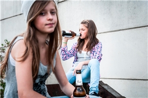 2 junge Mädchen mit Bier in der Hand