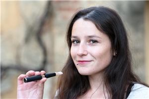 Bild einer jungen Frau mit E-Zigarette
