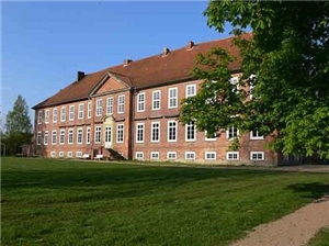Schloss-Dreiluetzow-schullandheim-aussen