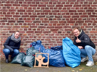 Annika Bettag und Noah Zachowski von youngcaritas Mönchengladbach freuen sich über viele gesammelte Säcke voll Müll und die damit verbundenen Spenden für Menschen in Not.